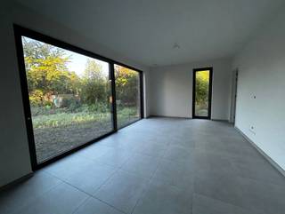 <p><span>6 appartements BEN à l'architecture élégante et contemporaine, axés sur un cadre de vie de qualité, avec une attention particulière portée à la lumière et à l'aération.</span></p><p><span> </span></p><p><span>AGENCEMENT</span></p><p><span> </span></p><p><span>Hall d'entrée avec toilettes. Deux chambres et une salle de bains. Grand salon avec cuisine ouverte, local technique et terrasse attenante.</span></p><p><span> </span></p>