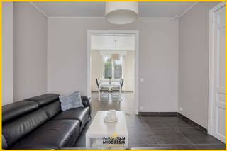 Immo Van Middelem stelt deze INTEGRAAL GERENOVEERDE, INSTAPKLARE en ENERGIEZUINIGE gezinswoning te koop. De woning beschikt over 3 slaapkamers,...