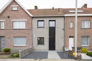 Prachtig afgewerkte nieuwbouwwoning bestaande uit inkomhal met apart gastentoilet, toegang tot de ruime lichtrijke leefruimte met open...