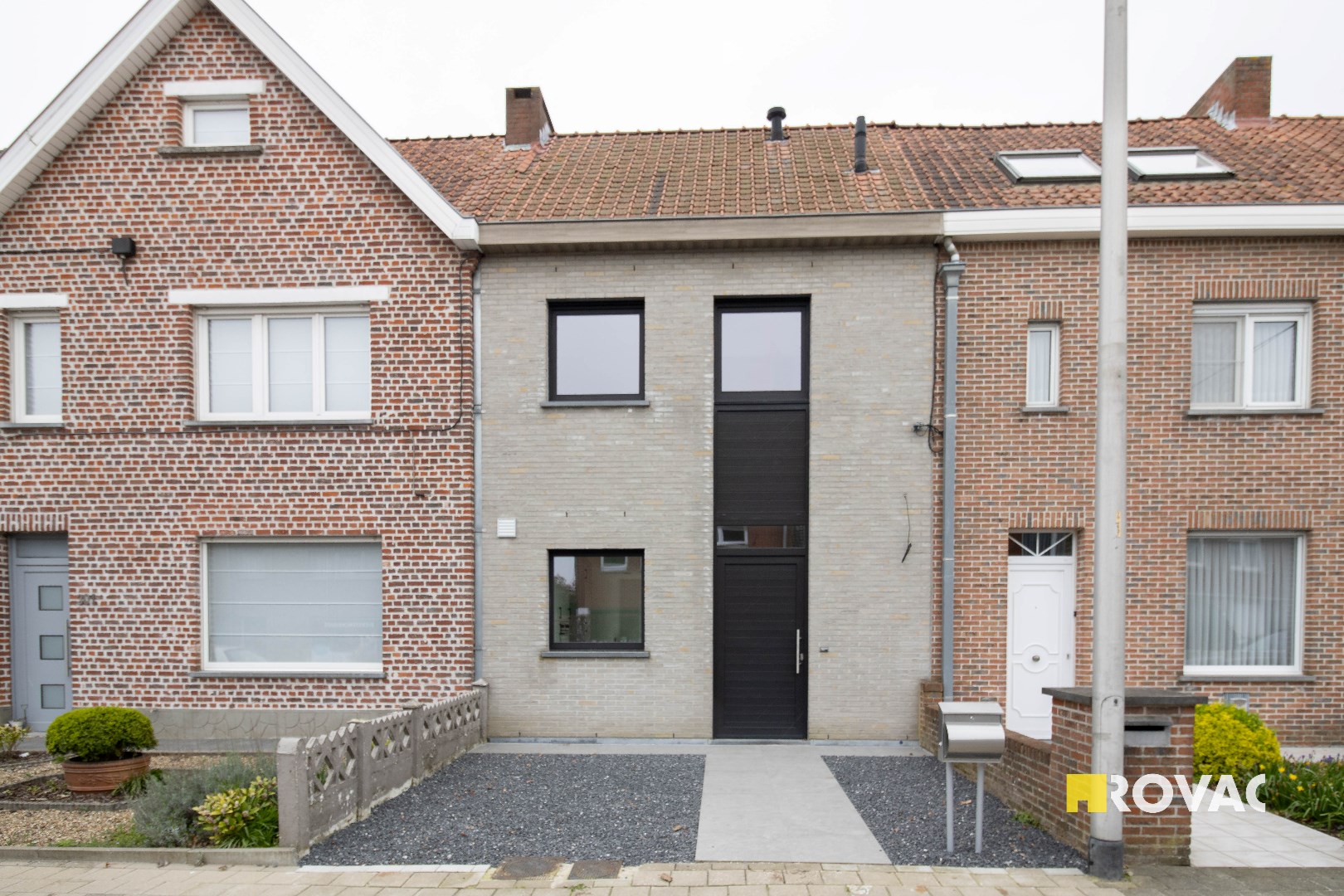 Instapklare woning met tuin en ruime garage + uitweg achteraan - foto 2