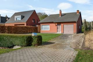 Deze karaktervolle, te renoveren woning uit 1965 is een unieke kans voor wie op zoek is naar een ruime thuis met veel potentieel. Gelegen op...