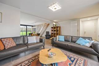 Op wandelafstand van het centrum van Tessenderlo-Ham bevindt zich dit stijlvol duplexappartement. Een hedendaagse woonst waar comfort, licht...