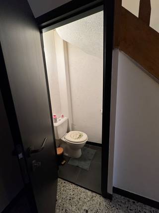 Prachtige &amp; Lichtrijke woning EPC B met Grote Tuin en Veel Opslagruimte te koop.<br />Bent u op zoek naar een woning die ruimte, licht en comfort combineert? Deze uitstekend onderhouden bel-etage biedt niet alleen drie slaapkamers en een zonovergoten leefruimte, maar ook een indrukwekkende hoeveelheid praktische ruimte op het gelijkvloers en een heerlijke buitenruimte. <br />De indeling van de woning:<br /><br />• Gelijkvloers: <br />Bij het binnenkomen treft u een zeer ruime gang met een gastentoilet onder de trap en aan de linkerkant een deur naar de garage met aansluitend een handige berging. Uniek aan deze woning is de extra grote wasplaats met lavabo die in de garage is ingericht voor wie nood heeft aan extra opslag voor voeding of een grote wasruimte nodig heeft. <br />• Eerste verdieping: Licht en gezelligheid<br />De trap leidt u naar de ruime, open living. Dankzij de grote raampartijen geniet u hier de hele dag van een prachtige natuurlijke lichtinval. De ideale plek voor een gezellige zithoek en een grote eettafel en met een mooie keuken.<br />• Tweede verdieping: Rust en comfort<br />Hier bevinden zich 3 slaapkamers. De badkamer is praktisch ingericht en voorzien van zowel een ligbad als een toilet.<br />• Zolder: Extra potentieel<br />Via een luik bereikt u de grote zolder. Het grote pluspunt? De zolder heeft voldoende hoogte zodat een volwassene er gemakkelijk recht kan staan, wat tal van mogelijkheden biedt voor extra stockage of (na afwerking) een extra kamer. <br />•Buitenruimte:<br />Aan de achterzijde wacht een grote, groen aangelegde tuin. Het ruime terras is voorzien van een sfeervolle pergola, waardoor u zowel in de zon als in de schaduw optimaal van het buitenleven kunt genieten.<br /><br />Troeven op een rij:<br />• Lichtrijke woonkamer met aangenaam uitzicht.<br />• Enorm veel bergruimte (garage, berging, grote wasruimte én zolder).<br />• 3 slaapkamers voor een gezin of thuiswerkplek.<br />• Heerlijke tuin met terras en pergola voor lange zomeravonden.<br />• dicht gelegen bij scholen,crèches,winkels , fietsostrade en openbaar vervoer<br /><br /><br />