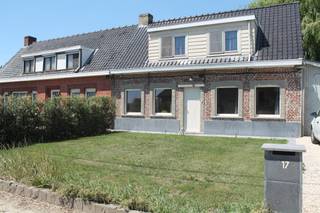 Deze charmante halfopen woning combineert comfort met een praktische indeling en veel natuurlijk licht.Bij het binnenkomen word je verwelkomd in een...