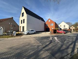 Moderne nieuwbouwwoning op een rustige locatie te Pulderbos.  Op de gelijkvloerse verdieping is de garage voorzien met wasplaats en een doorgang...