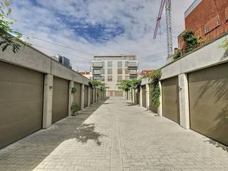 Nieuwbouw garagebox met automatische poort te koop in de Meersstraat te Waregem, in residentie City Gardens. Afmeting 3m x 6m.De aankoop valt...
