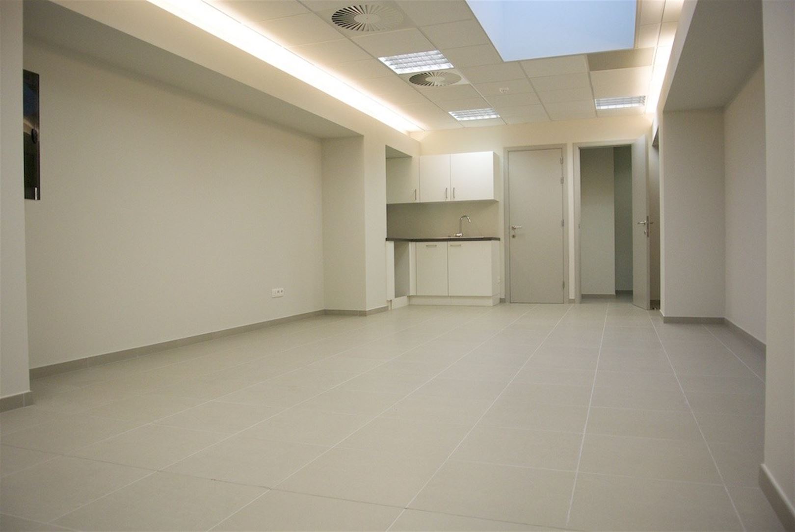 Nieuwbouw kantoorruimte (233m2) in het centrum van Merksem. - foto 4