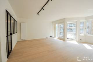 Dit ruim driekamerappartement werd volledig gerenoveerd en is instapklaar. Het geniet van een centrale ligging op de Paul Parmentierlaan te Knokke,...