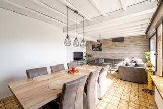 - Ideale ligging in Ledegem: Sint-Eloois-Winkelstraat 113<br />- Instapklare halfopen woning<br />- Lichtrijke leefruimte <br />- Uitgeruste keuken met eetplaats<br />- Grote veranda<br />- 2 slaapkamers<br />- Badkamer met dubbele wastafel en douche<br />- Inpandige, diepe garage<br />- Tuin met omheining en tuinhuis<br />- Gunstig EPC: 126 kWh/m²/jaar, label B (UC: 3938105)<br />- Zonnepanelen, thuisbatterij en airco<br />- Richtprijs: € 195.000