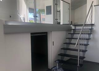 Algemeen:Op de Buizegemlei 5 vinden we een ruime lichtrijke gerenoveerde kantoorruimte met maar liefst 5 staanplaatsen voor de deur.Indeling:We komen...