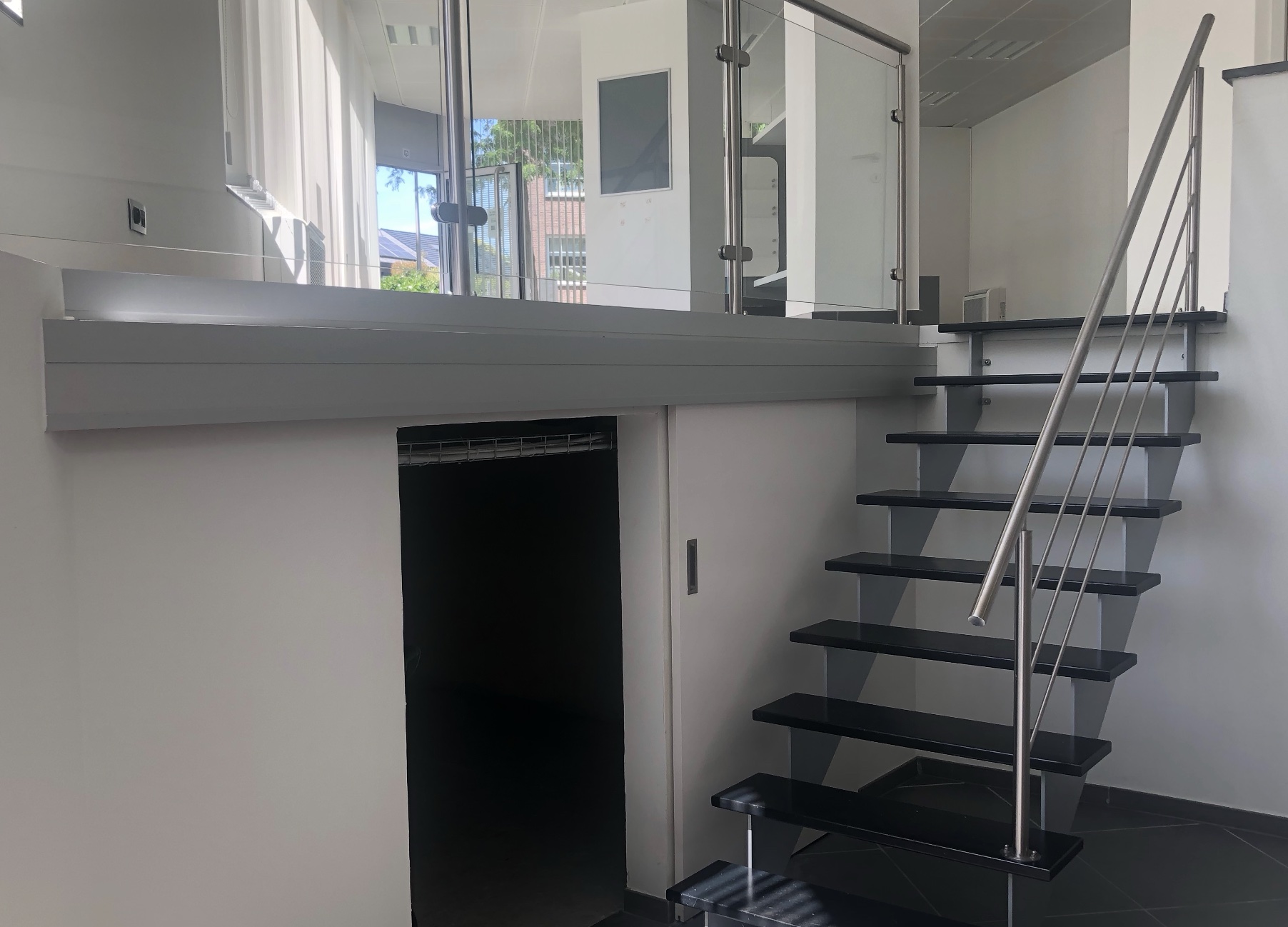 Lichtrijke kantoorruimte met 5 staanplaatsen - foto 2