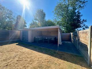 <h2><span>Totaal gerenoveerde halfopen woning met ruime leefruimtes en verzorgde tuin in Hamme</span></h2><p><span>Deze moderne halfopen woning in Hamme valt vooral op door haar </span><span>ruime, open leefruimtes en de sterke verbinding met de tuin</span><span>. Met een bewoonbare oppervlakte van </span><span>162 m²</span><span> op een perceel van </span><span>355 m²</span><span> biedt de woning een aangename combinatie van ruimte, hedendaagse afwerking en praktisch wooncomfort.</span></p><p><span>Het gelijkvloers vormt het hart van de woning. De </span><span>ruime en lichtrijke leefruimte</span><span> sluit mooi aan op de open keuken, voorzien van greeploze kasten en elektrische toestellen. Grote raampartijen en schuifdeuren zorgen voor veel natuurlijke lichtinval en geven rechtstreeks toegang tot het terras en de tuin.</span></p><p><span>De leefruimtes zijn afgewerkt met een </span><span>gietvloer in marmertapijt</span><span>, wat zorgt voor een strakke en uniforme uitstraling doorheen het gelijkvloers.</span></p><p><span>Ook buiten werd veel aandacht besteed aan het wooncomfort. De </span><span>verzorgd aangelegde tuin</span><span> beschikt over een ruim gazon en een aangenaam terras met </span><span>moderne overkapping</span><span>. Hierdoor vormt de buitenruimte een mooie uitbreiding van de leefruimte en is er voldoende plaats om te ontspannen of gezellig samen te zijn met familie en vrienden.</span></p><p><span>Op de verdieping bevinden zich </span><span>twee volwaardige slaapkamers en een aparte dressing</span><span>. De badkamer sluit aan bij de hedendaagse stijl van de woning en is afgewerkt met een </span><span>troffelvloer</span><span>, gecombineerd met warme houtaccenten en een douche.</span></p><p><span>Verder beschikt de woning over een </span><span>garage met extra bergruimte</span><span> en parkeergelegenheid vooraan.</span></p><p><span>Een verzorgde woning voor wie belang hecht aan </span><span>ruime leefruimtes, een moderne afwerking en een aangename buitenomgeving</span><span>.</span></p><p><span>Interesse? Contacteer ons voor meer informatie of een bezoek ter plaatse.</span></p>