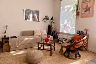 <p><strong>Op zoek naar een comfortabel, netjes appartement met veel licht en twee slaapkamers? Dit niet-bemeubeld appartement op de eerste verdieping van een kleinschalig gebouw combineert een ruime indeling met een levendige buurt waar alles binnen handbereik ligt</strong></p><p></p><p><strong>Indeling</strong></p><p>Bij het binnenkomen kom je terecht in de inkomhal met een apart gastentoilet. De ruime leefruimte geniet van een enorme lichtinval dankzij de ramen en beschikt over veel plaats voor je grote zetel, tafel, en andere spulletjes.</p><p>De geïnstalleerde keuken sluit aan op de leefruimte en is voorzien van alle toestellen.</p><p>Verder beschikt het appartement over twee slaapkamers: een ruime hoofdslaapkamer en een tweede kamer die perfect dienst kan doen als kinderkamer, bureau, hobbyruimte of logeerkamer. De badkamer is groot genoeg voor een 'rustige' ochtendrush, met een douchebad en een aansluiting voor een wasmachine.</p><p></p><p><strong>Ligging</strong></p><p>Het appartement is gelegen in een bruisende buurt met tal veel winkels, horecazaken en andere voorzieningen op wandelafstand. Ook het openbaar vervoer bevindt zich vlakbij, zoals de tram.</p><p></p><p><strong>Praktisch</strong></p><p>De huurprijs bedraagt 950 €/maand. Er zijn géén gemeenschappelijke kosten en alle nutsvoorzieningen zijn individueel af te sluiten. Deze topper is vanaf 1 september beschikbaar. Je fiets kan je kwijt in de gemeenschappelijke gang.</p><p></p><p>Ben je op zoek naar een lichtrijk appartement met twee slaapkamers op een centrale locatie in Antwerpen? Meld je aan om een bezoek in te plannen!</p>