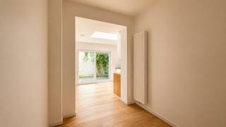 Deze charmante stadswoning bevindt zich in een aangename woonomgeving in Gent, op korte afstand van het bruisende stadscentrum. Dankzij de nabijheid van de R40 en belangrijke invalswegen geniet u van een uitstekende bereikbaarheid, terwijl het Groenvalleipark en de Blaarmeersen zich vlakbij bevinden voor ontspanning en recreatie.<br /><br />Via de aparte inkomhal komt u terecht in een ruime dubbele leefruimte met grote raampartijen die zorgen voor veel natuurlijke lichtinval. Aansluitend bevindt zich de vernieuwde keuken, volledig uitgerust met kwalitatieve Siemens-toestellen, waaronder een heteluchtoven, inductiekookplaat, vaatwasser en dampkap. Via de schuifdeur heeft u toegang tot het aangename terras.<br /><br />Op de eerste verdieping bevinden zich een ruime slaapkamer en een stijlvolle badkamer met ligbad, regendouche en dubbel lavabomeubel. Daarnaast is er een apart toilet aanwezig.<br /><br />De tweede verdieping biedt plaats aan twee bijkomende volwaardige slaapkamers. Beide kamers zijn uitgerust met COAX- en UTP-aansluitingen, ideaal voor thuiswerk, studie of multimedia.<br /><br />Troeven:<br />•⁠ ⁠Mobi-score 8/10<br />•⁠ ⁠3 Volwaardige slaapkamers<br />•⁠ ⁠Ruime dubbele leefruimte<br />•⁠ ⁠Vernieuwde keuken met Siemens-toestellen<br />•⁠ ⁠Badkamer met ligbad en regendouche<br />•⁠ ⁠Aangenaam terras<br />•⁠ ⁠Veel natuurlijke lichtinval<br />•⁠ ⁠COAX- en UTP-aansluitingen in de slaapkamers<br />•⁠ ⁠Nabij Groenvalleipark en Blaarmeersen<br />•⁠ ⁠Vlotte verbinding via de R40<br /><br />Deze woning combineert ruimte, comfort en een uitstekende ligging, ideaal voor gezinnen, koppels of wie rustig wil wonen met alle troeven van Gent binnen handbereik.<br /><br />Voor meer informatie of een bezoek, contacteer Eva via 0475 69 38 22 of via eva@vicusvastgoed.be.