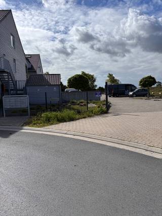 Deze gesloten garagebox is gelegen op de ondergrondse verdieping van de residentie De Paddoc.<br />De garagebox is voorzien van een manuele poort en biedt voldoende ruimte voor een grote wagen.<br />Ook het inrijden gaat vlot aangezien er voldoende ruimte is.<br /><br />De garage is 5m diep en 2,71 m breed.