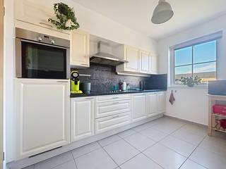 <p><strong>Appartement met terras </strong>en ondergrondse garagebox gelegen in de Residentie Hof ter Beke, een recent nieuwbouwproject (BJ 2005-6) op de grens Wilrijk-Hoboken. Alle appartementen zijn gebouwd rond een centraal aangelegde binnentuin met vijver. Winkels, scholen en openbaar vervoer bevinden zich allen op wandelafstand.<br /><br /><strong>Indeling:</strong> Inkomhal met vestiaireruimte. Apart toilet. Woonkamer op tegels (45x45cm). Aansluitend gezellig zonneterras (namiddag en avondzon) met prachtig zicht! Ruime half-open keuken met eettoog. Bergruimte aan de keuken, met ruimte voor was en droogkast. Badkamer met ligbad en ophangdouche en dubbele lavabo.<br />Hoofdslaapkamer (ca. 14m²) en kleinere tweede slaapkamer (ca.8m²).<br /><br /><strong>Bijzonderheden: </strong></p>
<ul>
<li>Lift - Dubbele beglazing - Zeer veel natuurlijke lichtinval - Uiterst rustig wooncomplex - Buitenruimte voor vuilnis - Veel parkeerruimte - Fietsenberging.</li>
<li>Ondergronds: Kelder en garagebox <strong>inclusief.</strong></li>
<li>Algemene kosten: ca.125,-€/mnd. Individueel verbruik van water - gas en elektra.</li>
<li>Beschikbaar 1 januari 2027.</li>
</ul>