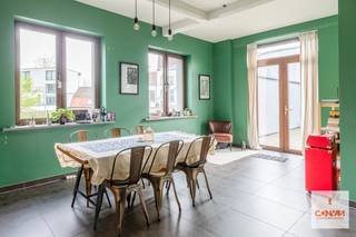 Op een gegeerde locatie aan Coupure Links in Gent bevindt zich dit instapklare appartement, ideaal voor wie op zoek is naar comfort, ruimte en een uitstekende ligging.<br /><br />Het appartement is gelegen op de eerste verdieping en verwelkomt u via een inkomhal met gastentoilet. De <strong>ruime leefruimte</strong> sluit naadloos aan op de <strong>open keuken</strong>, wat zorgt voor een aangename en moderne woonbeleving. Verder beschikt het appartement over <strong>twee volwaardige slaapkamers</strong> en een <strong>ruime badkamer</strong>, uitgerust met aansluiting voor wasmachine en droogkast. Een absolute troef is het<strong> zeer grote terras</strong>, waar u in alle rust kan genieten van buitenruimte — ideaal voor ontspanning of gezellige momenten met familie en vrienden. Bij het appartement hoort een <strong>garage/ruime berging </strong>die mee aangekocht moet worden en <strong>25.000 euro</strong> bedraagt.<br /><br />Het huidig huurcontract loopt eind juni ten einde.<br /><br />Kortom, een ideale woonst voor wie zonder zorgen wil intrekken op een topligging in Gent. Wenst u een bezoek in te plannen? Contacteer Laura via <strong>0492 07 26 62</strong>