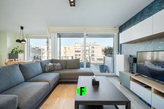 Dit prachtig en modern appartement bevindt zich op de eerste verdieping van een rustige residentie, op slechts een boogscheut van het centrum, diverse handelszaken en het strand. De centrale ligging in combinatie met de kwalitatieve afwerking maakt dit appartement een echte buitenkans.<br /><br />Bij het betreden van het appartement komt u via de inkomhal met handige inbouwkasten terecht in de lichtrijke woonkamer, die naadloos overloopt in een open, volledig uitgeruste keuken. Deze beschikt over een koelkast met diepvriesvak, vaatwasmachine, inductiekookplaat, dampkap, oven en microgolfoven. Vanuit de woonkamer is er toegang tot een ruim terras, ideaal om te ontspannen.<br /><br />Verder zijn er twee volwaardige slaapkamers, een gastentoilet, een stijlvolle badkamer met inloopdouche en wastafel en een aparte berging met aansluiting voor een wasmachine. Het appartement is instapklaar en afgewerkt met duurzame materialen.<br /><br />Aarzel niet en leg snel uw afspraak vast voor dit prachtig, recent appartement. <br /><br />Beschikbaar vanaf 01/01/2026<br /><br />Provisie maandelijkse kosten : 70 euro / maand<br /><br />