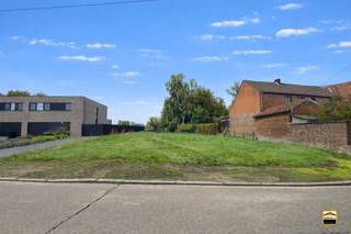 <p><span>Landelijk gelegen perceel grond gelegen in woongebied met een oppervlakte van 8are 20ca. </span></p><p><span>Het perceel heeft een zuid-oost oriëntatie en heeft een straatbreedte van ca. 17.84m.</span></p><p><span> </span></p><p><span>Op het gelijkvloers kan je een woning met een gevelbreedte van 9.72m bouwen. De gelijkvloerse verdieping mag maximum 15m diep zijn.</span></p><p><span>Op de eerste verdieping is een bouwdiepte van 12m toegestaan. </span></p><p><span>Het is toegestaan om twee volwaardige bouwlagen te kiezen.</span></p><p><span>De dakvorm is vrij te kiezen, zijnde zadeldak of platdak.</span></p><p><span> </span></p><p><span>Het perceel is gelegen in de dorpskern van Vechmaal en heeft langs de achterzijde een vrij zicht.</span></p><p><span> </span></p><p><span><br /><br /></span><span>De bouwvoorschriften zijn aanwezig op kantoor. Wenst U meer informatie over deze <br />bouwgrond? Contacteer ons via 012 26 22 05 of info@hetimmohuis.be.</span></p><p><span> </span></p><p><span> </span></p><p><span> </span></p>