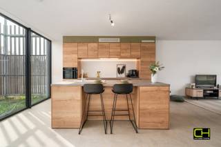 Ontdek deze energiezuinige nieuwbouwwoning in Elsakker 10, gelegen in een rustige en kindvriendelijke woonwijk. Hier geniet je van een groene en veilige omgeving waar kinderen vrij kunnen spelen, terwijl je toch profiteert van vlotte verbindingen naar winkels, scholen, sportfaciliteiten en belangrijke in- en uitvalswegen. <br /><br />Je wordt verwelkomd in de inkomhal met apart gastentoilet. Er is een zeer ruime en lichtrijke woonkamer met open moderne keuken voorzien van alle toestellen. Dankzij de grote raampartijen geniet je overal van daglicht, terwijl de praktische berging zorgt voor extra comfort. Op de eerste verdieping vind je drie volwaardige slaapkamers en een badkamer die uitgerust is met zowel een inloopdouche, een bad als een stijlvol lavabomeubel. Daarnaast is er ook een apart toilet aanwezig. De nachthal biedt bovendien ruimte om een bureau te plaatsen en er kan een grote ingemaakte kast voorzien worden, ideaal voor wie houdt van extra opbergruimte. <br /><br />Buiten geniet je van een zonnige tuin met terras en tuinhuis. Achteraan is er een toegangspoort naar een recreatief park dat binnenkort door Stad Gent wordt aangelegd, wat een meerwaarde vormt voor de leefomgeving. Vooraan de woning is er een fietsenberging voorzien en bijkomend beschikt dit pand ook over een privatieve parkeerplaats. Dankzij de zonnepanelen en de warmtepomp woon je niet alleen modern en comfortabel, maar ook energiezuinig. Bovendien kan deze woning aangekocht worden onder <strong>registratierechten (2 of 12%)</strong>, wat een extra voordeel biedt. Deze nieuwbouw werd nog niet in gebruik genomen. <br /><br />Wenst u meer informatie of een afspraak, gelieve ons te contacteren via 09 395 05 40 of verkoop@concept-home.be