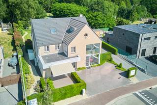 Exclusieve woning met handelszaak, appartement, zwembad en lift.In de gemeente Houthalen-Helchteren ligt een woning met een wauw gevoel. De rustige...
