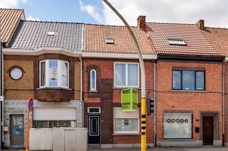   Cettemaisonà vendre,entièrement à rénover, est située dans la Plezantstraat, à quelques pas de nombreux magasins, d'installations sportives et...