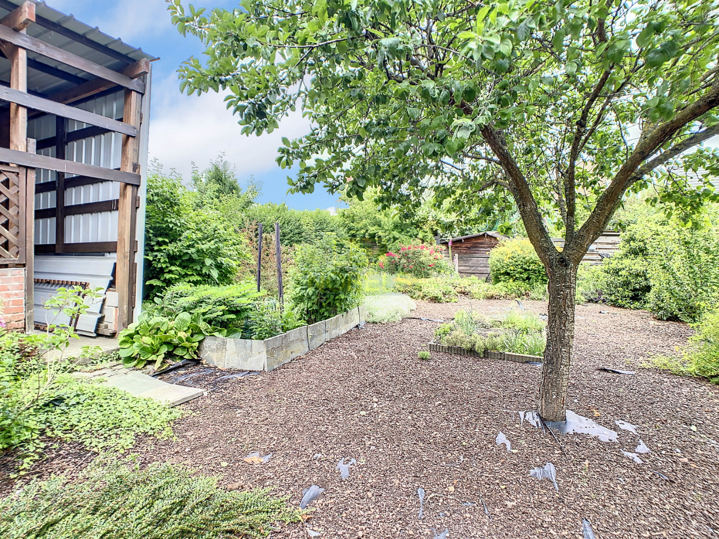 Te koop, charmante halfopen gezinswoning met tuin, garage en carport - foto 2