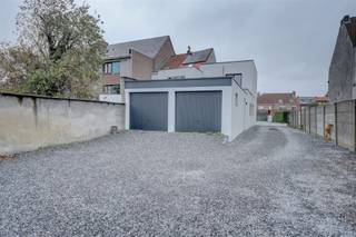 <p><span>Interessante investeringsopportuniteit! Dit opbrengsteigendom bestaat uit </span><span>5 garageboxen</span><span>, allen in zeer goede staat. De garages zijn vlot bereikbaar en op een korte afstand van het centrum van Mechelen. Momenteel worden alle garages verhuurd aan 100 euro/maand.</span></p><p><span>Oppervlaktes:</span></p><p><span>- Garage 1: 17,40m²</span></p><p><span>- Garage 2: 16,50m²</span></p><p><span>- Garage 3: 18,20m²</span></p><p><span>- Garage 4: 13,20m²</span></p><p><span>- Garage 5: 13,50m² </span></p><p><span>Troeven:</span></p><p><span>- Volledig verhuurd, direct rendement.</span></p><p><span>- Goed onderhouden garages, geen aankomende kosten.</span></p><p><span>- Centrale ligging met vlotte bereikbaarheid.</span></p><p><span>Ben jij geïnteresseerd in deze opbrengsteigendom te koop in Mechelen, ben je op zoek naar ander vastgoed of wens je de waarde van jouw eigendom te kennen? Dan ben je bij BOLT immo aan het juiste adres! Wij helpen jou graag verder. </span></p><p><span> </span></p>