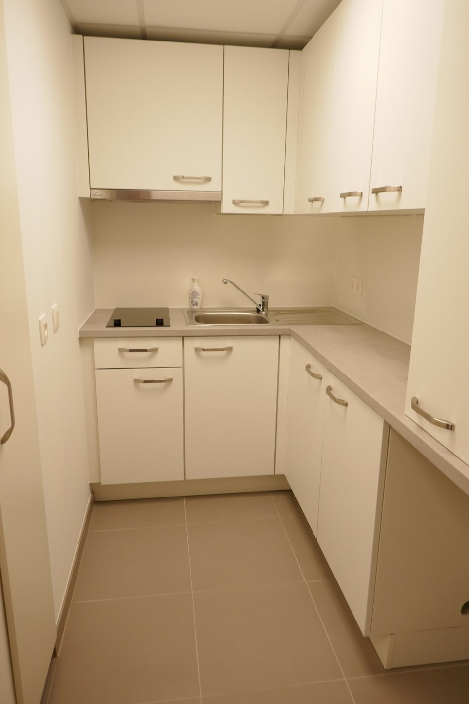 Gerenoveerde serviceflat midden het groen in Assebroek. - foto 5