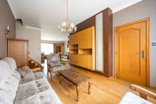 Deze ruime woning is uitstekend gelegen in het centrum van Vlimmeren, op wandelafstand van winkels en dagelijkse voorzieningen. Dankzij de centrale ligging geniet u bovendien van een vlotte bereikbaarheid en alle voordelen van wonen in een levendige dorpskern.<br /><br />De woning omvat op het gelijkvloers een inkomhal, een aangename woonkamer met aparte bureauruimte met inbouwkasten, een keuken, een veranda, een apart toilet en een inpandige garage.<br /><br />Op de verdieping bevinden zich 3 ruime slaapkamers en een badkamer. Via de vaste trap bereik je de zeer ruime zolder, die tal van mogelijkheden biedt voor wie bijvoorbeeld een hobbyruimte of extra kamers wil creëren.<br /><br />Daarnaast beschikt de woning over een ruime en nette kelder, ideaal als extra bergruimte. Buiten geniet u van een tuin met terras, waar u in alle rust kunt ontspannen. De inpandige garage biedt extra comfort en ook vlakbij is er parkeergelegenheid.<br /><br />Met een EPC-label C valt de woning niet onder de renovatieverplichting. De bovengrondse stookolietank is bovendien conform gekeurd. <br /><br />Troeven: <br />- Topligging in centrum Vlimmeren<br />- 3 ruime slaapkamers <br />- Ruime zolder met vaste trap (potentieel voor extra slaapkamers) <br />- Dak geïsoleerd <br />- Elektrische rolluiken en overal vliegenramen <br />- Aparte bureauruimte <br />- Inpandige garage