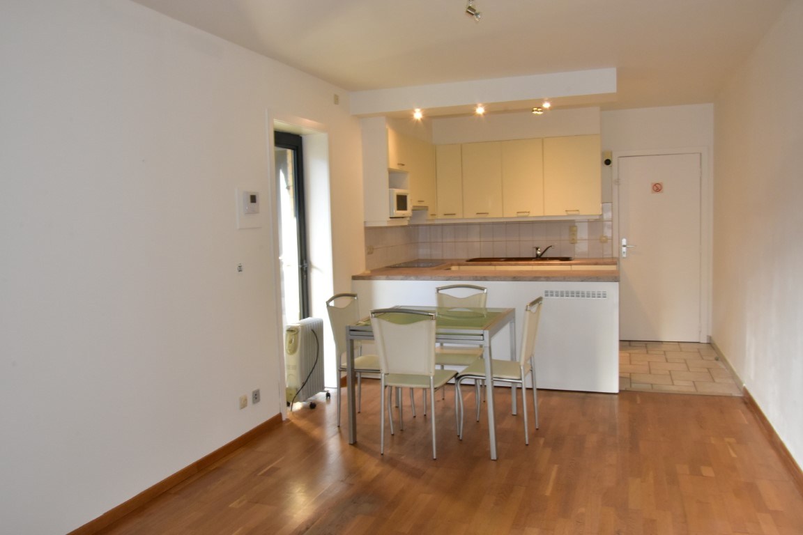 Centraal gelegen appartement met 2 slaapkamers - foto 3