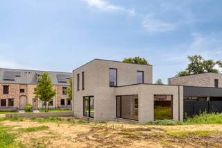 <p>Te koop: moderne open bebouwing in Koersel, gelegen in een rustige residentiële buurt.</p>

<p> </p>

<p>Deze nieuwbouw woning (bouwjaar 2026) combineert eigentijdse architectuur met een praktische indeling. Gelegen in Panisdries, geniet u van een groene omgeving met alle voorzieningen op korte afstand. De woning biedt drie comfortabele slaapkamers, een ruime tuin en een carport. Dankzij de open bebouwing profiteert u van veel lichtinval en een gevoel van ruimte.</p>

<p> </p>

<p>Belangrijkste ruimtes:<br />• Ruime living met aansluitende eetkamer, ideaal voor gezellige momenten.<br />• Moderne keuken met directe toegang tot de tuin.<br />• Drie slaapkamers, perfect voor gezin of gasten.<br />• Badkamer met alle nodige voorzieningen.<br />• Carport voor uw wagen.<br />• Berging en inkomhal voor extra opbergruimte.<br />• Terras met zicht op de tuin.</p>

<p> </p>

<p>Troeven:<br />• Nieuwbouw (2026) met moderne indeling.<br />• Zonnepanelen<br />• Warmtepomp<br />• Oplevering eind 2026</p>

<p> </p>

<p>Neem vandaag nog contact op met uw ERA-makelaar voor een bezoek.</p>

<p> </p>

<p>JOUW DROOMHUIS. ZO GEVONDEN!</p>