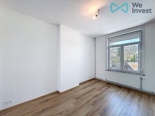 ***A VENDRE*** – Tubize - CENTRE - Superbe Duplex 2 chambres entièrement rénové.Il se compose comme suit : au rez-de-chaussée, un hall d’entrée...