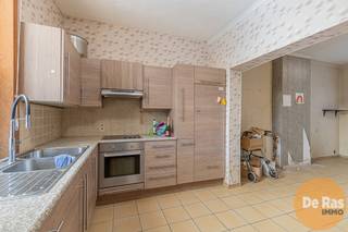 KIJKDAG - Zon 17/5 - 10U<br /><br />EREMBODEGEM - Dit schitterende renovatieproject met enorme mogelijkheden is gelegen op één van de mooiste plaatsen in Erembodegem. Resschebeke spreekt aan omwille van zijn connectie met de natuur en het nabij gelegen jaagpad en Dender.<br />Dit project biedt de mogelijkheid om de grond langs de achterkant te betreden waardoor er steeds parking achteraan de woning is (eventueel plaatsing carport) en zodat je ook vanaf de achterkant van de tuin, recht de natuur in stapt.<br />De woning zelf kenmerkt hoge plafonds en veel ruimte en licht!<br /><br />De indeling kan zelf nog bepaald worden, het is belangrijk om weten dat de mogelijkheden talrijk zijn om een schitterend plaatje te verwezenlijken.<br />Momenteel is er op de benedenverdieping, de inkomhal met toegang tot woonkamer en open keuken, naast de keuken treffen de we trap naar boven en de badkamer.<br />Op de eerste verdieping zijn er 3 ruime slaapkamers en een vaste trap naar de grote zolderverdieping. De zolder kan omgetoverd worden naar nog extra kamers, bureau, ontspanningsruimte, enz...<br />Rechts van de woning is er nog een grote garage met aanpalende bergingen.<br />De tuin is immens, en omvat een groot overdekt terras, mooie vijver en een open zicht op de natuur.<br /><br />Ben je ook benieuwd naar dit project, kom dan gerust een kijkje nemen na afspraak via 053/60.65.60