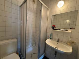 Op een uitstekende centrale ligging aan de Antwerpsestraat 140 in Mortsel bevindt zich dit ruime appartement met twee volwaardige slaapkamers en een terras. Winkels, horeca en openbaar vervoer bevinden zich in de onmiddellijke omgeving, waardoor u hier geniet van alle voordelen van het stadscentrum.<br />Het appartement beschikt over een ruime eetkamer van ca. 25,5 m² op laminaat en een afzonderlijk salon van ca. 17 m². De keuken van ca. 4,8 m² is uitgerust met kasten, kookplaten, spoeltafel, dampkap en oven.<br />Verder zijn er twee slaapkamers van respectievelijk ca. 11,5 m² en 15 m². De badkamer van ca. 5,7 m² beschikt over een ligbad en lavabo. Daarnaast is er een afzonderlijk toilet en een terras van ca. 2 m².<br />Het appartement is momenteel verhuurd aan € 764 per maand + € 25 algemene onkosten, waardoor het ook interessant kan zijn voor een investeerder die op zoek is naar een reeds verhuurde eigendom op een centrale locatie.<br />Praktisch: EPC 645 kWh/m²/jaar – EPC-code 20240201-0003124875-RES-1.<br />Troeven: centrale ligging in Mortsel, 2 ruime slaapkamers, royale leefruimtes, terras, winkels en openbaar vervoer vlakbij én reeds verhuurd.