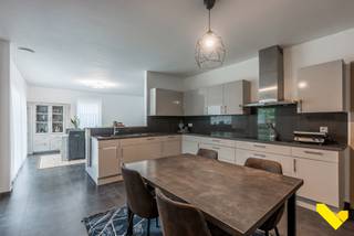 <p><strong>Ruime halfopen bebouwing op een uitstekende locatie in Tessenderlo-Ham</strong></p>
<p>Bent u op zoek naar een ruime gezinswoning met een vlotte bereikbaarheid en tal van mogelijkheden? Dan is deze verzorgde halfopen bebouwing in Tessenderlo-Ham zeker een bezoek waard!</p>
<p>De woning geniet van een gunstige ligging met een snelle verbinding naar de E313, waardoor woon-werkverkeer bijzonder comfortabel verloopt.</p>
<p>Binnenin wordt u verwelkomd in een ruime en lichtrijke leefruimte die naadloos aansluit op de open keuken. Dankzij de open indeling ontstaat een aangename woonomgeving waar gezelligheid en comfort centraal staan.</p>
<p>De woning beschikt over <strong>drie ruime slaapkamers</strong>, ideaal voor gezinnen of wie extra ruimte wenst voor een bureau of hobbykamer. De badkamer is volledig uitgerust met zowel een <strong>ligbad als een douche</strong>, zodat u kunt genieten van optimaal comfort.</p>
<p>Aansluitend aan de woning bevindt zich een <strong>aparte veranda met praktische berging</strong>, een extra troef die perfect dienst kan doen als ontspanningsruimte, speelruimte of extra opslagplaats.</p>
<p>Buiten vindt u een aangename tuin met <strong>tuinhuis</strong>, ideaal voor het opbergen van tuinmateriaal en fietsen. Naast de woning is er bovendien voldoende ruimte om meerdere wagens te parkeren op eigen terrein.</p>
<p><strong>Troeven van deze woning:</strong></p>
<ul>
<li>Halfopen bebouwing</li>
<li>Rustige en centrale ligging in Tessenderlo-Ham</li>
<li>Vlotte verbinding naar de E313</li>
<li>3 ruime slaapkamers</li>
<li>Badkamer met bad én douche</li>
<li>Grote, lichtrijke leefruimte</li>
<li>Open keuken</li>
<li>Veranda met aparte berging</li>
<li>Tuinhuis</li>
<li>Ruime parkeermogelijkheden naast de woning</li>
</ul>
<p>Deze woning combineert ruimte, comfort en een uitstekende bereikbaarheid, en vormt de ideale thuisbasis voor gezinnen die op zoek zijn naar een praktische en aangename woonomgeving.</p>
<p><strong>Interesse? Neem gerust contact op voor meer informatie of een bezichtiging.</strong></p>