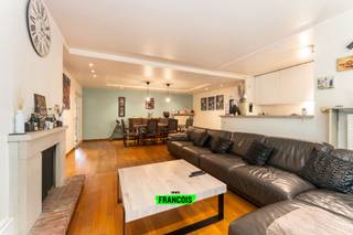 Bezoek dit prachtige drieslaapkamerappartement in Waregem dat het beste van twee werelden biedt: een rustige, groene omgeving met alle...