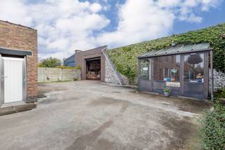 <p>Te renoveren woonhuis met zeer grote loods (505 m²) in Asse.</p><p>Gelegen in de mooie Groenstraat, tussen het Kravaalbos en de N9 als verbindingsweg tussen Asse en Aalst, bieden we deze te renoveren gezinswoning aan met als absolute troef een vergunde loods van 505 m².</p><p>De loods is toegankelijk via één elektrische sectionaalpoort met een hoogte van 3,2 m, beschikt over een eigen elektriciteitsmeter en kent een maximale vrije hoogte van circa 4 m en een minimumhoogte van 3,55 m. De afmetingen bedragen 28,75 m diep en 17 m breed.</p><p>Het woonhuis wordt verwarmd met stookolie en is toe aan renovatie. Op het gelijkvloers zijn een keuken, leefruimte, salon, grote berging en badkamer aanwezig. De bovenverdieping omvat vier slaapkamers en toegang tot een ruime zolder via een schuiftrap. Aanvullend is er een aparte garage voor de woning.</p><p>Dankzij de vergunde en uitzonderlijk grote loods is deze eigendom een zeldzame vondst in de regio. Een unieke opportuniteit voor handelaars, vaklieden of hobbyisten die al geruime tijd op zoek zijn naar een veilige en praktische stockageruimte.</p><p>De woning zelf kan mits renovatie vlot in gebruik genomen worden of verhuurd voor een mooie maandelijkse huuropbrengst.</p><p>EPC 494 kWh/m² jaar, klasse E.</p><p>Wenst u deze eigendom te bezichtigen? Maak eenvoudig een afspraak via de website van Living Stone of via 02 466 05 75.</p>