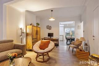 Indeling: Inkomhal, lichtrijke leefruimte, volledig ingerichte keuken met eethoek, toilet. Op de eerste verdieping is er 1 slaapkamer, badkamer...