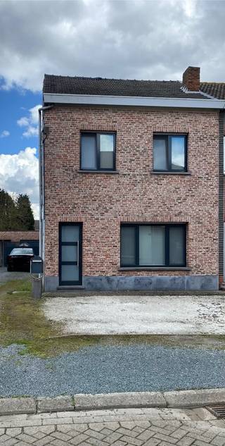Deze charmante halfopen bebouwing biedt een uitstekende basis voor wie op zoek is naar een gezellige woning met potentieel.<br /><br />De woning is goed onderhouden en kan naar eigen smaak worden opgefrist, waardoor u er meteen uw eigen thuis van maakt.<br /><br />Bij het betreden van de woning komt u binnen in een inkomhal met verwarming.<br />Vanuit de hal heeft u toegang tot zowel de woonkamer als de keuken. <br />De woonkamer is voorzien van parket, centrale verwarming, een rolluik en vliegenramen, wat zorgt voor extra comfort en privacy.<br /><br />Aansluitend bevindt zich de lichtrijke, vernieuwde keuken (eind 2021) met eiland, uitgerust met inductievuur, vaatwasser, grote koelkast, oven en combimagnetron.<br />Er is een tegelvloer, vliegenramen en een rolluik.<br /><br />Vanuit de keuken komt u in de aangename veranda met verwarming, die uitgeeft op een praktische berging/washok met toilet. <br />Via een schuifdeur bereikt u de noord-oost georiënteerde tuin, waar u in alle rust kan genieten.<br /><br />De ruime oprit biedt toegang tot de tuin en de garage/opslagruimte, wat zorgt voor extra gebruiksgemak en voldoende parkeermogelijkheden.<br /><br />Via een klein trapje kom je uit op de tussenverdieping waar zich de badkamer bevindt. Die is voorzien van een dubbele lavabo, hoekbad, douche en toilet.<br /><br />Op de eerste verdieping is de volledige vloer afgewerkt met laminaat. <br />Hier bevindt zich de nachthal met drie slaapkamers: één grote en twee kleinere kamers, allemaal uitgerust met rolluiken en vliegenramen.<br /><br />De ruime zolder is bereikbaar via een ladder en biedt extra opbergruimte of kan verbouwd worden tot een extra slaapkamer.<br /><br />De woning is gelegen op een topligging in Brasschaat in de buurt van winkels, scholen en het park.<br />Met de auto bevindt u zich op enkele minuten op de autostrade.<br /><br />Kortom, een ideale gezinswoning met veel potentieel op een aantrekkelijke locatie.<br /><br />!! geen immo !!