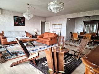 Ontdek dit ruime en lichtrijke appartement op de 12de verdieping, waar je geniet van een prachtig panoramisch zicht over Aalst en de groene...