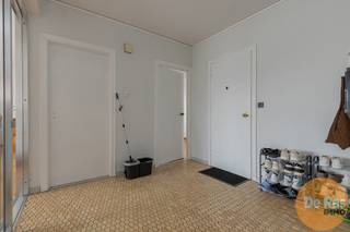 <br /><br />AALST - Op een zeer gunstige locatie in Centrum Aalst, dichtbij winkels, station, park , sport -en ontspanningsgelegenheden en invalswegen richting E40 kan je dit ruime 2 slaapkamer appartement terugvinden. <br />Het appartement is gelegen op de 2de verdieping ( bovenste verdieping van het gebouw) in een kleinschalige residentie.<br /><br />De indeling is als volgt: inkomhal met gastentoilet, ruime lichtrijke woonkamer met aansluitend de nieuwe (2025) compleet, ingerichte keuken, verder zijn er nog 2 ruime slaapkamers, badkamer en terras. Op de benedenverdieping is er nog een grote gemeenschappelijke berging. <br /><br />Er is een mogelijkheid tot aankoop van een grote garage (in het gebouw) - niet in de prijs inbegrepen (VP:25.000euro).<br />Het appartement beschikt over een conforme elektriciteitskeuring, goede EPC waarde (B) en een nieuw centrale verwarming op aardgas. Ook het dak werd volledig vernieuwd en geïsoleerd. Er is geen lift in het gebouw, wat ervoor zorgt dat de syndicale kosten zeer laag zijn.<br />Dit appartement van 95m² is uiterst geschikt voor eigen bewoning of als investering met een goed rendement.<br /><br />Heeft u interesse, maak dan snel een afspraak voor het kijkmoment via 053/60.65.60.<br />De vermelde prijs is een richtprijs. Na ontvangst van de biedingen zal de verkoper beslissen of hij/zij de eigendom verkoopt aan het beste bod. De richtprijs is aldus niet bindend voor de verkoper. Voor meer info kunt u ons contacteren of het reglement raadplegen op onze website.