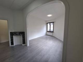 In de De Bruynlaan 102 te 2610 Wilrijk bevindt zich dit aangename gelijkvloers appartement met twee volwaardige slaapkamers.
De woonst beschikt over een lichtrijke leefruimte, een keuken en een badkamer, en biedt een praktische en comfortabele indeling.

Daarnaast is er een gezellige koer, ideaal als extra buitenruimte om even te ontspannen of om fietsen netjes te plaatsen.

Het appartement is voorzien van aparte meters en wordt aangeboden aan een huurprijs van €1.100 per maand.