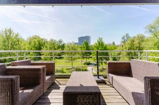 <p><strong>Ligging</strong><br /><br />Rustig gelegen in de Jan van Hembysebolwerk aan het <strong>Groenevalleipark</strong> en de <strong>Leiekaai </strong>te Gent. Een makkelijke verbinding met het openbaar vervoer en op wandelafstand van het centrum.<br /><br /><strong>Indeling</strong><br /><br />Het appartement bestaat uit een ruime inkomhal met gastentoilet, de lichtrijke woonkamer met zicht op het Groenevalleipark, de eetplaats met directe toegang naar het terras en de volledig ingerichte open keuken met een afzonderlijke berging. Via de nachthal ga je naar de eerste slaapkamer, de badkamer met dubbele lavabo/douche/bad, de tweede en derde slaapkamer.<br /><br />Mogelijkheid tot aankoop van een <strong>ondergrondse garagebox met 2 staanplaatsen</strong>.<br /><br /><strong>Troeven</strong><br /><br />- Energiescore A<br />- <strong>Rustig gelegen</strong><br />- Nabij het centrum van Gent<br />- <strong>Zicht op het Groenevalleipark</strong><br /><br />Voor inlichtingen en/of bezoek, bel Guillaume Delbecque 0472/25.70.76</p>