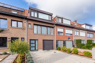 Deze mooie woning is gelegen op toplocatie en heeft een zee van ruimte! Via de inkomhal toegang tot de grote garage, de wasplaats/berging en de...