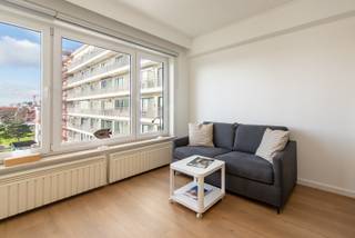 Aangename studio met apart slaapgedeelte. Volledig vernieuwd met halfopen keuken met alle modern comfort. Badkamer met douche, wastafel en toilet. Slaapcomfort voor 4 personen. Privé kelder inbegrepen in de prijs, gemeenschappelijke fietsenberging aanwezig. Op 100m van het strand.