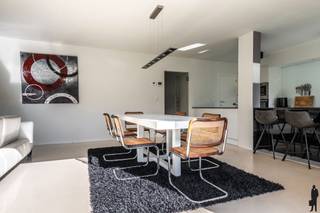 <strong>Huurprijs 1.500 EUR per maand </strong><br /><strong>+ 100 EUR per maand voor de ondergrondse autostaanplaats en berging </strong><br /><strong>+ 95 EUR per maand gemeenschappelijke kosten <br />Kosten plaatsbeschrijving 50/50 te betalen door huurder en verhuurder</strong><br /><strong>Beschikbaar: onmiddellijk</strong><br />
<p><strong>VOOR DIT EIGENDOM KAN U ZELF EEN BEZOEK INPLANNEN VIA ONZE WEBSITE: www.deboerenpartners.be</strong><br />Als u in aanmerking komt voor dit eigendom, kan u zelf een bezoekmoment selecteren. Om wille van het grote aantal aanvragen, kunnen verzoeken via Immoweb, Spotto of Immoscoop niet behandeld worden. Enkel kandidaturen van onze website, inclusief documentatie en motivatie, komen in aanmerking. Als u moeilijkheden ondervindt met het invullen van de kandidaatstelling, aarzel dan niet om ons te contacteren voor hulp en ondersteuning.</p>
<span>Beschrijving van het appartement:<br /></span>U betreedt dit gelijkvloers, bemeubeld appartement via de inkomhal met apart gastentoilet. Vervolgens komt u in de ruime en lichtrijke leefruimte met open keuken, die volledig is uitgerust met alle nodige toestellen en hedendaags comfort.<br /><br />Aansluitend aan de keuken bevindt zich een praktische berging. Dankzij de grote raampartijen geniet u van een aangename natuurlijke lichtinval en heeft u directe toegang tot de tuin, waar u in alle rust kan genieten van het open uitzicht. Er is bovendien een handig schuurtje aanwezig voor het opbergen van tuinmateriaal.<br /><br />Via de nachthal bereikt u twee ruime slaapkamers, een derde kamer (ideaal als bureau of dressing) en de moderne badkamer, voorzien van alle comfort.<br /><br />Bij het appartement hoort een ondergrondse autostaanplaats en een kelderberging. Daarnaast is er voor het appartement extra parkeergelegenheid voorzien.<br /><br /><span><span>Bijzonderheden:<br /></span></span>- Bemeubeld appartement<br />- Gelijkvloers<br />- Lift aanwezig<br />- Tijdelijke huurovereenkomst (+/-2 jaar)<br />- Ondergrondse autostaanplaats en kelderberging