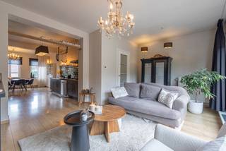 <p>Op zoek naar een ruime, instapklare woning met karakter, een gezellige tuin én extra mogelijkheden? Deze gerenoveerde rijwoning in het hart van Itterbeek combineert comfortabel wonen met een bijzonder flexibele indeling. <br />De woning werd in 2011 gerenoveerd en beschikt bovendien over een zeer goede EPC-score B.<br />Op het gelijkvloers bevindt zich vandaag een mooi ingerichte ruimte met een afzonderlijke inkom. Deze verdieping werd in het verleden ook effectief als woongedeelte gebruikt: er was vroeger een keuken aanwezig en de ruimte kan dus opnieuw perfect als volwaardig leefgedeelte worden ingericht. Afhankelijk van uw gezinssituatie en behoeften kan deze verdieping bijvoorbeeld ingericht worden als extra leefruimte met keuken en eetplaats, kangoeroewoning, thuiskantoor of praktijkruimte, hobby- of ontspanningsruimte. Dankzij de aparte inkom kan de benedenverdieping bovendien onafhankelijk van de rest van de woning gebruikt worden. Dit biedt mogelijkheden voor wie wonen en werken wil combineren, een familielid een eigen plek wil geven of gewoon nood heeft aan extra leef- of werkruimte.<br />De eerste verdieping vormt vandaag het gezellige hart van de woning, met een aangename leefruimte die toegang geeft tot het terras, een volledig vernieuwde en ingerichte keuken en een aparte eetruimte. Daarnaast zijn er een ruime berging/bijkeuken en een toilet. <br />Op de tweede verdieping bevinden zich twee ruime slaapkamers, een badkamer met inloopdouche en een dressing/bureauruimte. Via deze ruimte is er toegang tot de derde, ruime slaapkamer op de zolderverdieping, voorzien van praktische inbouwkasten.<br />De woning is grotendeels onderkelderd en biedt dus heel wat extra bergruimte.<br />Ook buiten is het aangenaam vertoeven in het gezellige tuintje met loungegedeelte en praktische tuinberging.<br />Een woning die met u kan meegroeien: ideaal voor een gezin, thuiswerker, zelfstandige of wie nood heeft aan extra ruimte. De flexibele benedenverdieping laat toe om de woning volledig af te stemmen op uw eigen woonwensen en gezinssituatie.<br />Een charmante en veelzijdige woning met 3 slaapkamers, tuin, kelder, flexibele benedenruimte en EPC-label B, centraal gelegen in het hart van Itterbeek.</p>