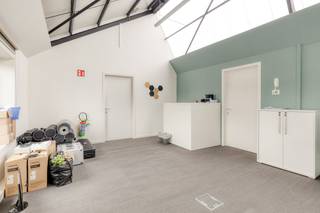 In bedrijvencentrum Intraxie te Roeselare-Rumbeke bevindt zich dit instapklaar kantoor van ca. 64m².<br /><br />De ideale coworking-locatie waarbij u een eigen afgesloten bureel heeft en mee kan genieten van de collectieve voorzieningen zoals ondermeer een gezellige binnentuin, bar, ingerichte keuken met alle voorzieningen, zongericht terras,.. <br />Dit zijn enkele van de troeven die de ruimtes aangenaam en anders maken naar de standaard kantoren.<br /><br />Door deze gemeenschappelijke ruimtes slagen de ondernemingen er ook in elkaar te ontmoeten binnen het centrum en gezamenlijk aan projecten te werken, wat door vele bedrijven als een extra troef wordt aanzien!<br /><br />Op heden zijn onder andere volgende partijen hier gevestigd: renovatie-, schildersbedrijf, architectenkantoor, ingenieurskantoor, webbedrijf, ...<br /><br />* Voorzieningen kantoor:<br />- verwarming op gas<br />- airco<br />- verlichting<br />- veel natuurlijke lichtinval<br /><br />* Gemeenschappelijke meeting room met smartboard, keuken, sanitair, bar zijn bijkomende ruimtes die gebruikt kunnen worden. <br /><br />* Parking op de site<br /><br />Uitstekende ligging door vlotte bereikbaarheid, nabij op-en afrit Roeselare-Izegem.<br /><br />Kortom een opportuniteit indien u op zoek bent naar een locatie waar coworking mogelijk is en waar gebruik gemaakt kan worden van de verschillende faciliteiten zoals de meeting rooms, ingerichte keuken, binnentuin, terras, ...<br /><br />Bent u op zoek naar bedrijfsvastgoed bestaande uit een kantoor ter beschikking gesteld in Roeselare? Aarzel dan niet om ons te contacteren op het nummer 051 21 22 23.<br /><br />Dit betreft een terbeschikkingstelling van kantoren met diensten.