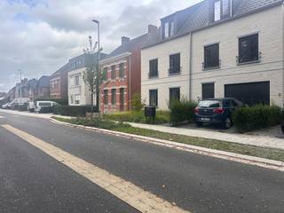 Dit appartement is gelegen op wandelafstand van de bus, bakker, winkels,... en is gelegen in een rustige straat. Het appartement is gelegen op de eerste verdieping en heeft op het gelijkvloers een extra berging en een parking. <br /><br />We komen het appartement binnen via een aparte inkomhal die toegang geeft tot de leefruimte. De leefruimte en keuken lopen in elkaar door en geven zicht en toegang tot het terras. <br />Hier kan je genieten van het zonnetje ( zuid gericht) en het is uitgerust met een zonnetent.<br /><br />Aan de keuken is de wasplaats voorzien. Verder beschikt het appartement over een apart toilet, een badkamer en 2 slaapkamers.<br /><br />* Beschikbaar vanaf 1 november 2026<br />* PLBE<br />* 3 maanden HWB<br />*€75/mnd Gemeenschappelijke kosten